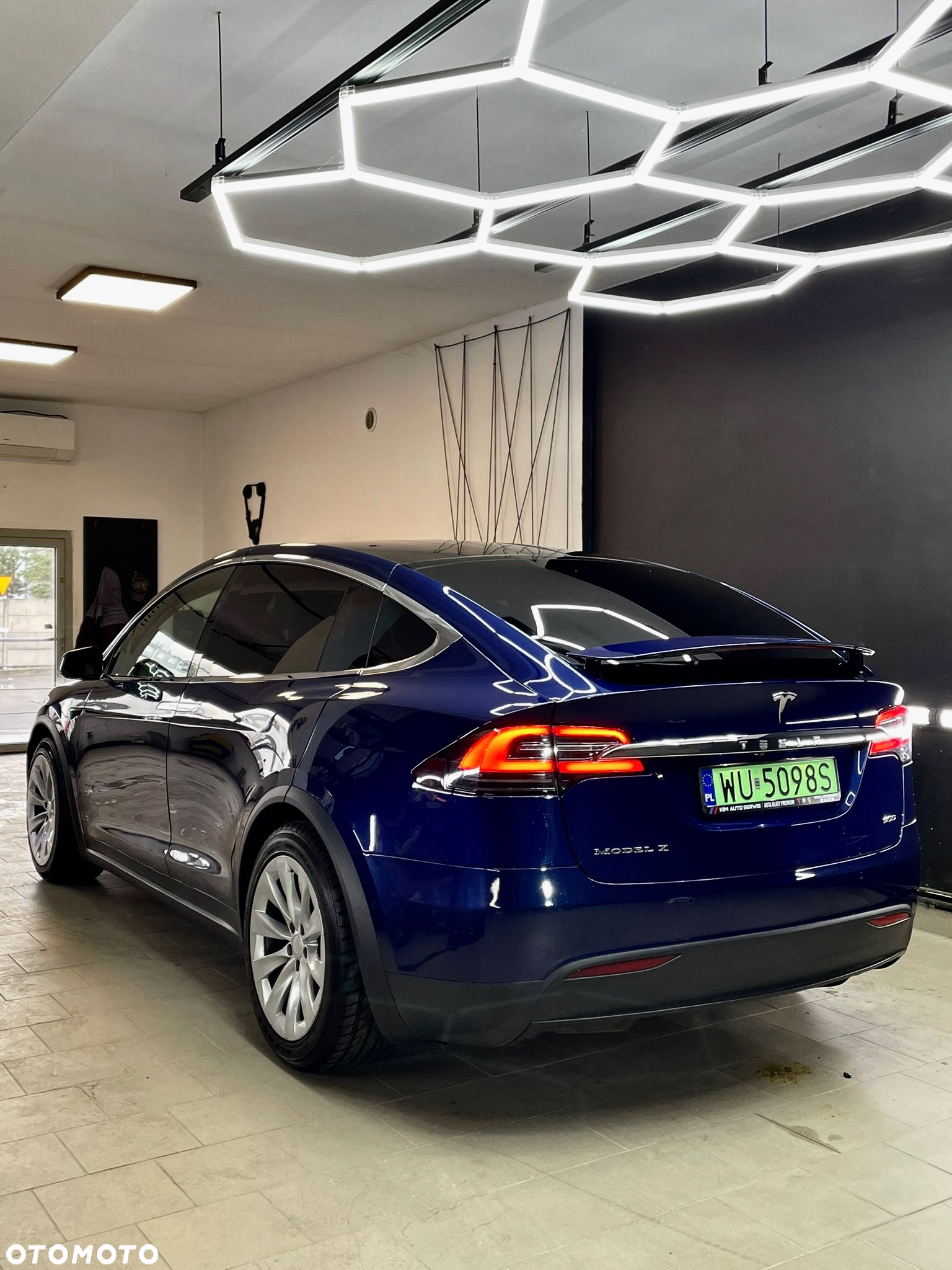 Tesla Model X - 15