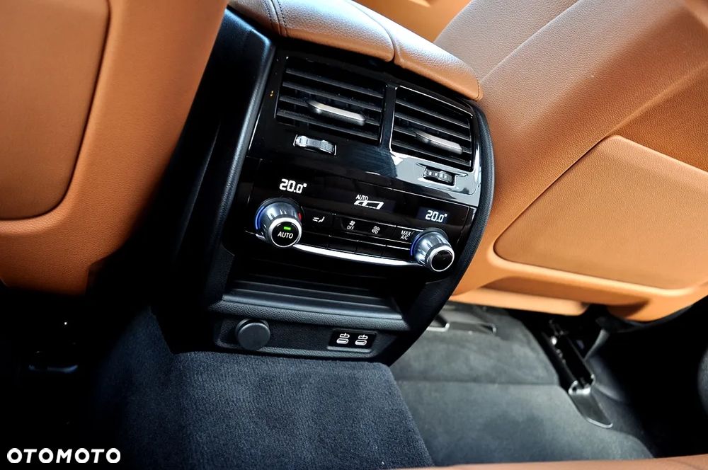 BMW Seria 5 520i - 24