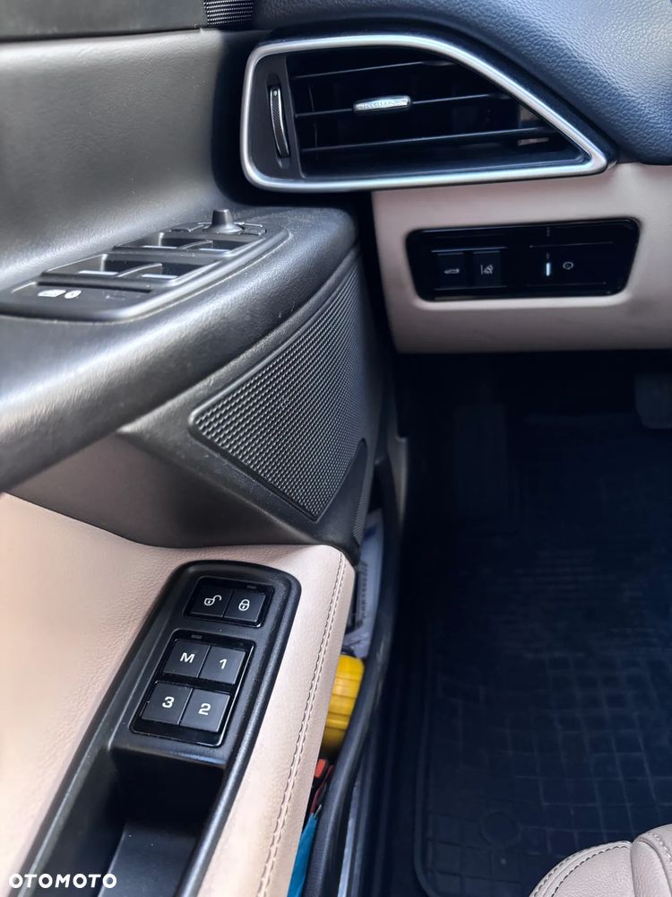Jaguar XE 2.0 T Prestige - 27