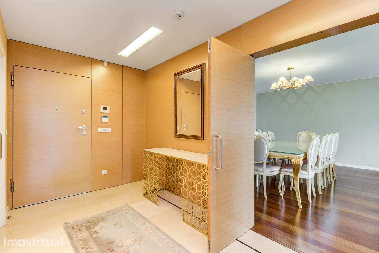 Apartamento T4 transformado em T3 em condomínio privado, no Campo Gran - Grande imagem: 3/44