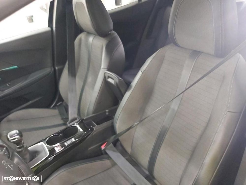 Peugeot 2008 1.5 BlueHDi Allure - 4