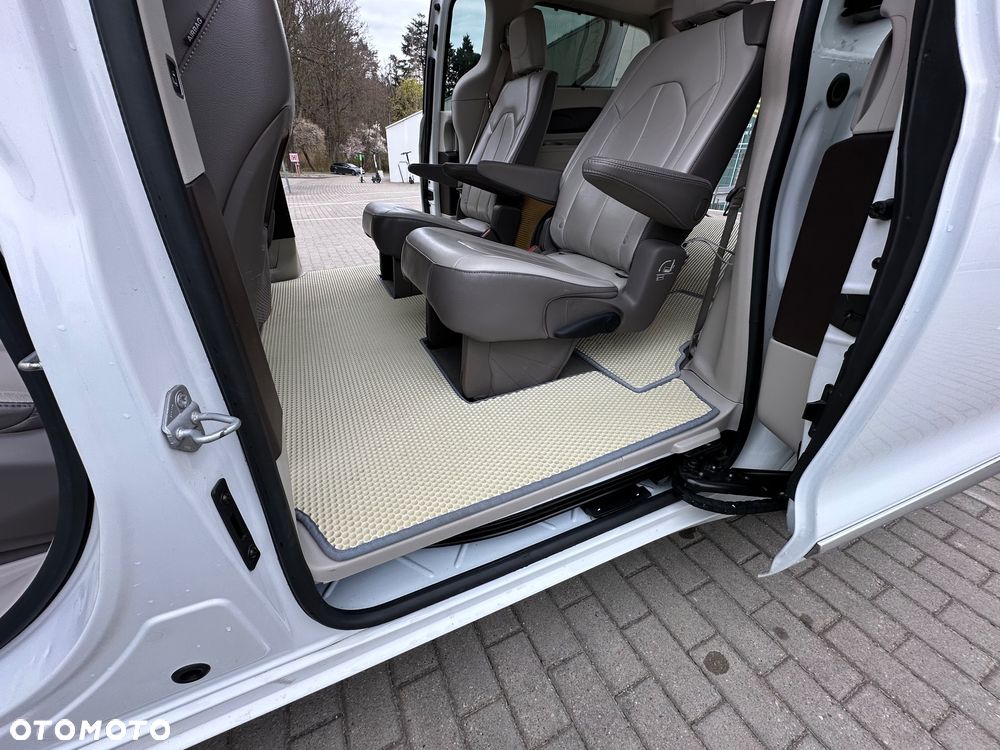 Chrysler Pacifica - 26