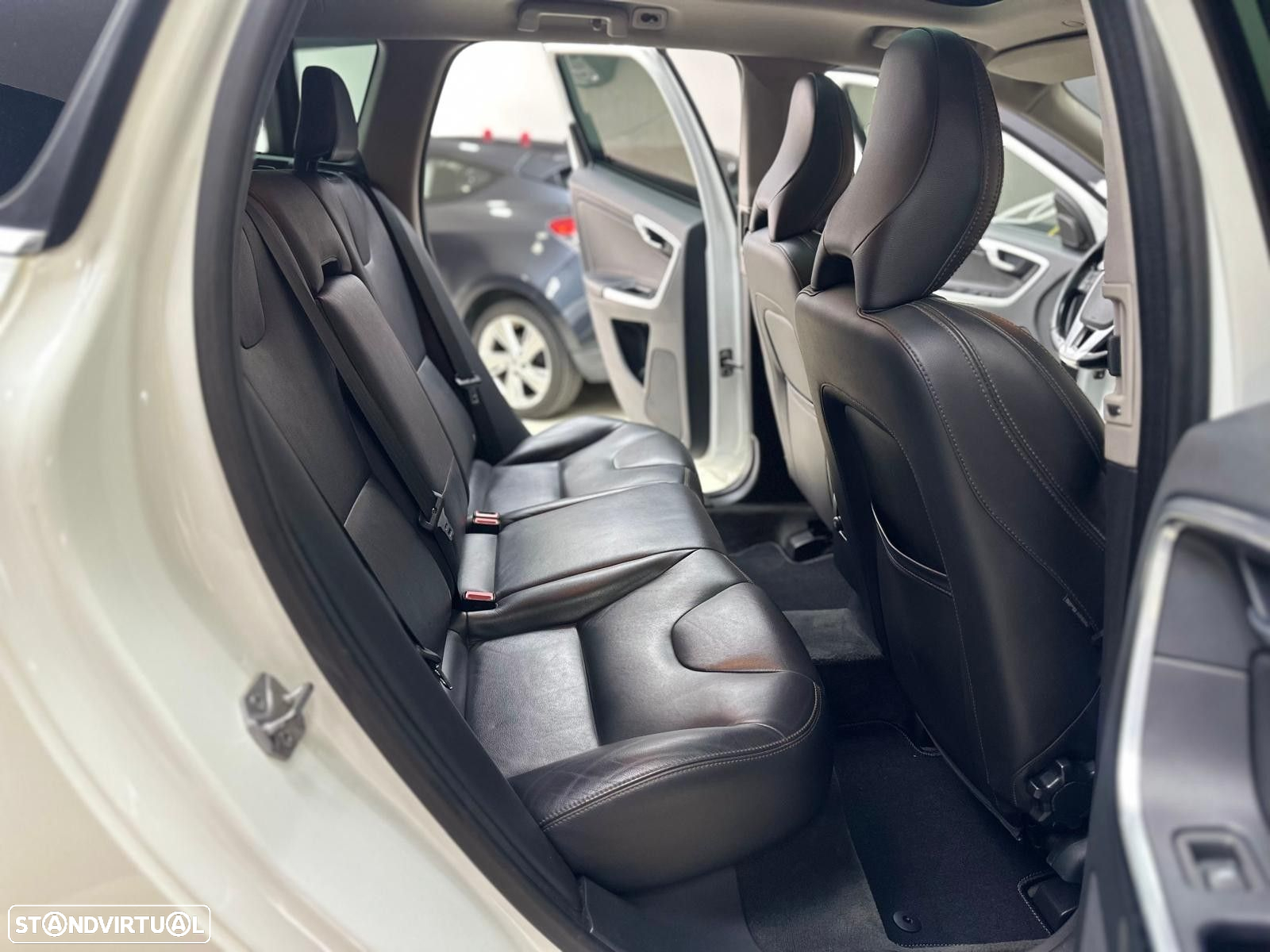 Volvo XC 60 2.0 D4 R-Design Momentum - 25
