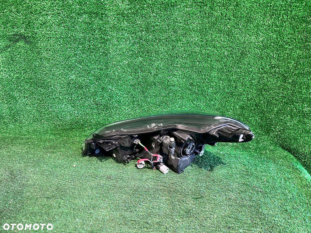 REFLEKTOR PRAWY TOYOTA YARIS III 14- - 2