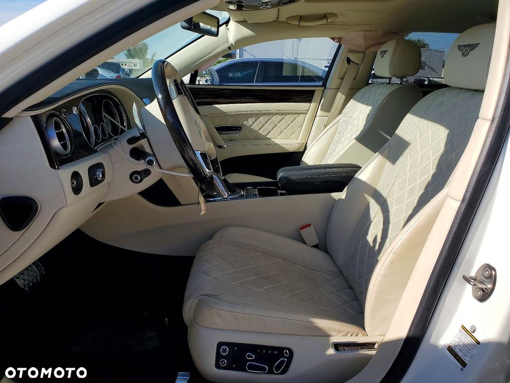 Bentley Flying Spur V8 - 8