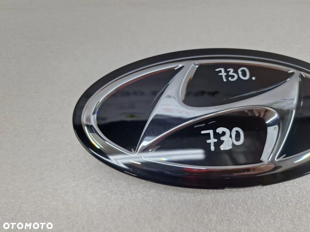 HYUNDAI i20 III 3 19- ZNACZEK LOGO EMBLEMAT POD RADAR , NR 86380-Q0000 , NR AUKCJI GL730 - 2
