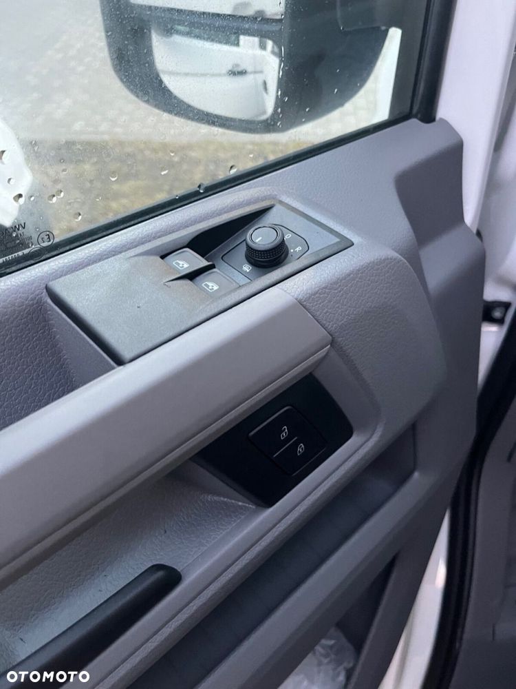 Volkswagen Crafter 35 Skrzyniowy z podwójną kabiną silnik: 2,0 l EU6 SCR 177 KM / skrzynia biegów: 4MOTION automatyczna 8-biegowa rozstaw osi: 4490 mm - 14
