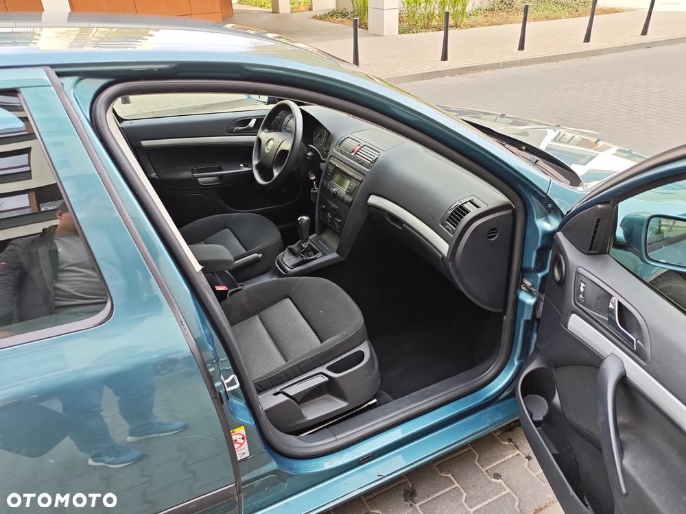 Skoda Octavia 1.6 FSI Ambiente - 4