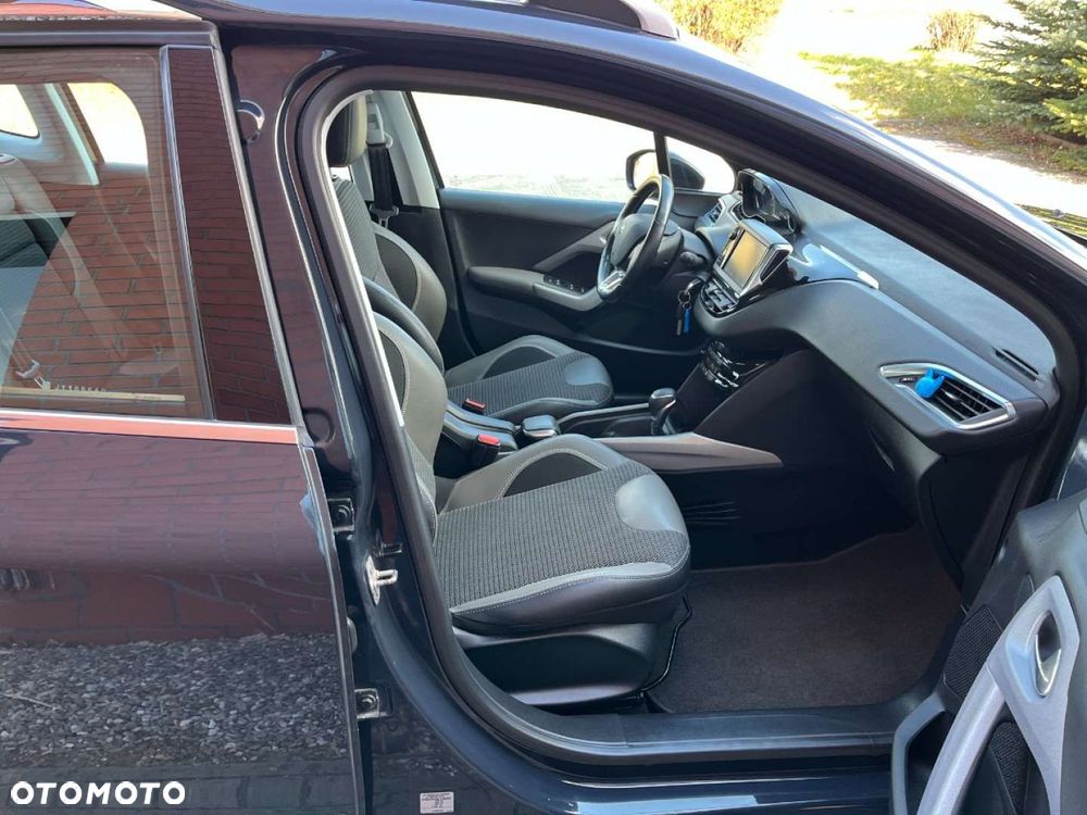 Peugeot 2008 1.2 Pure Tech GPF Allure S&S EAT6 - 23