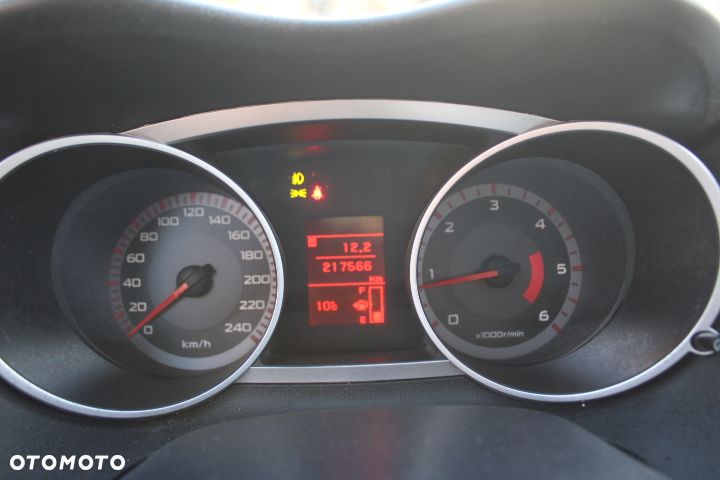 Mitsubishi Outlander - 11