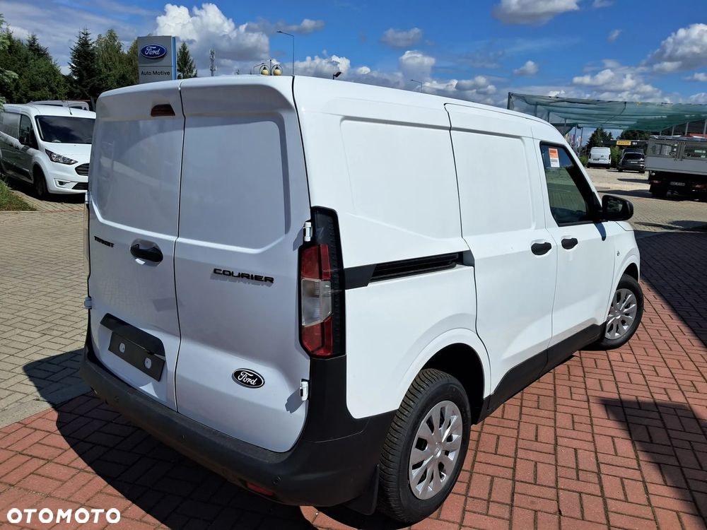 Ford Transit Courier - 11