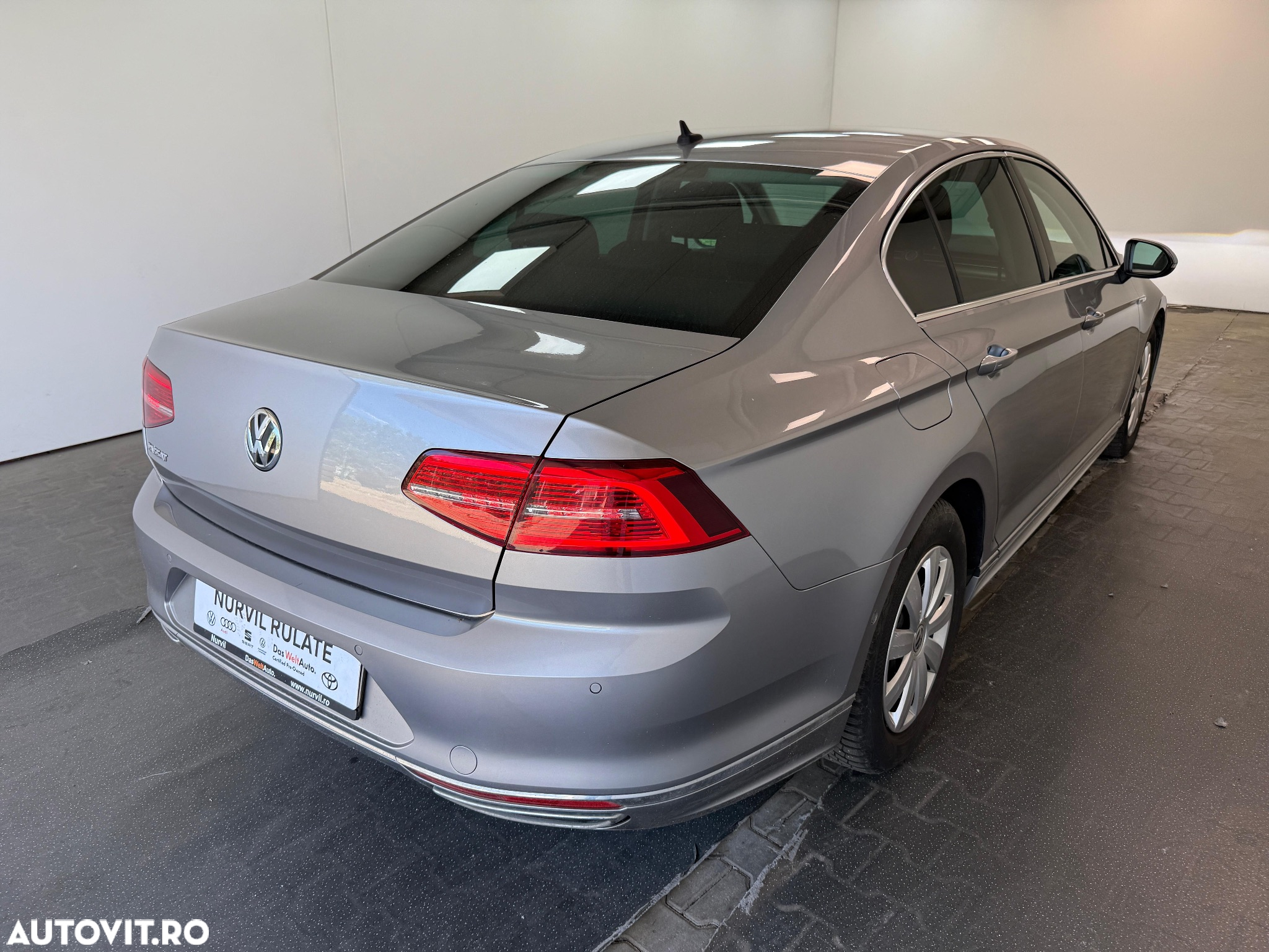 Volkswagen Passat 2.0 TDI DSG 4Motion R Executive - 5