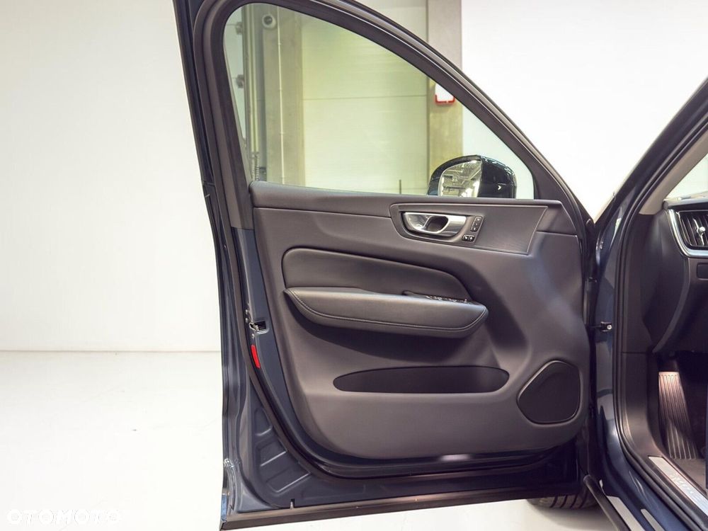 Volvo XC 60 B4 B Plus Dark - 19
