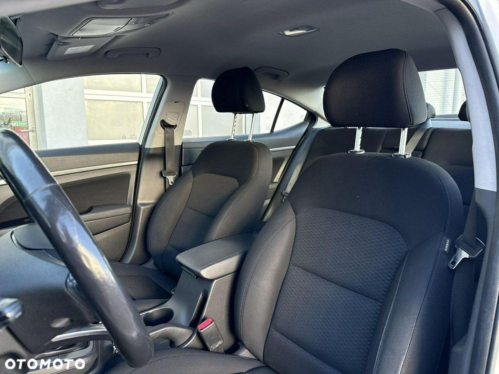 Hyundai Elantra 1.6 Comfort Premiere - 26