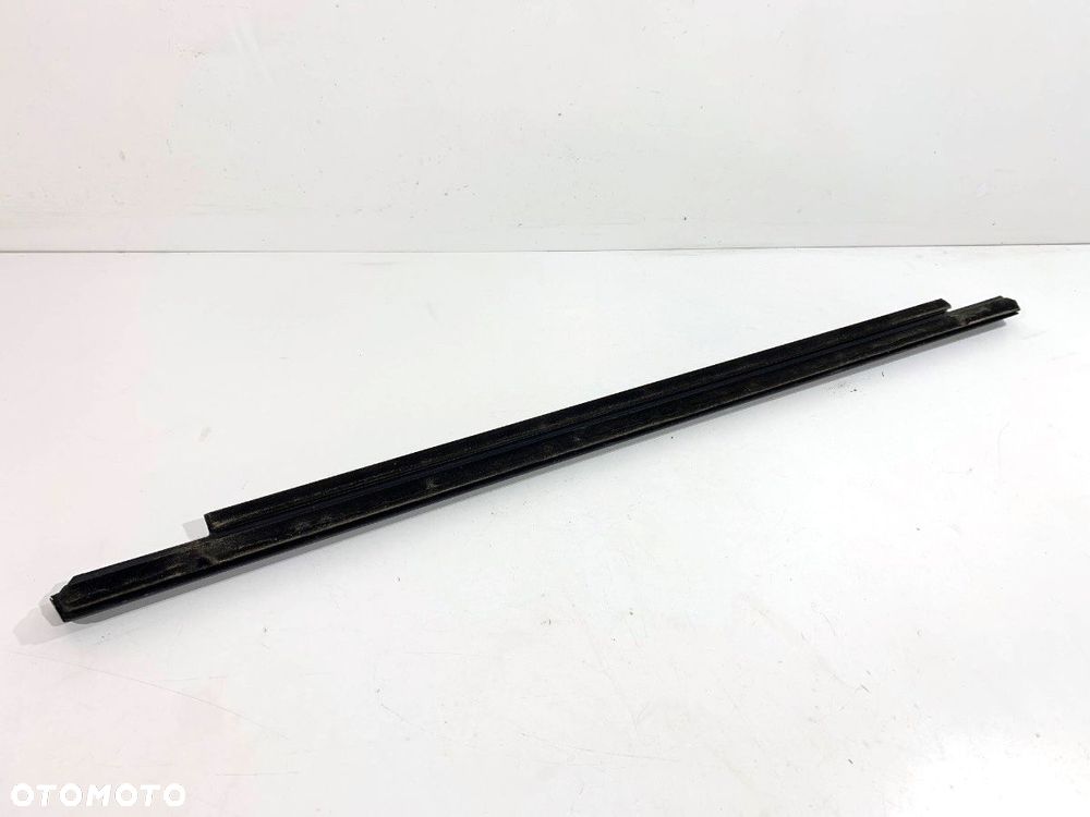 LISTWA ZGARNIAJĄCA TYŁ PRAWY  BMW 2 Gran Coupe (F44) 2019 - 2022 220 i 131 kW [178 KM] benzyna - 3