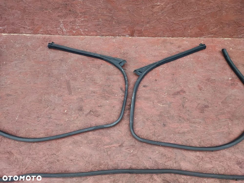 BMW E36 ORYGINALNA USZCZELKA LEWA / PRAWA DRZWI WERSJI CABRIO + USZCZELKA DACHU W DOBRYM STANIE. O NR: 8 176 273 / 8 176 274 / 8 135 273 OEM. BARDZO DOBRY STAN. - 2