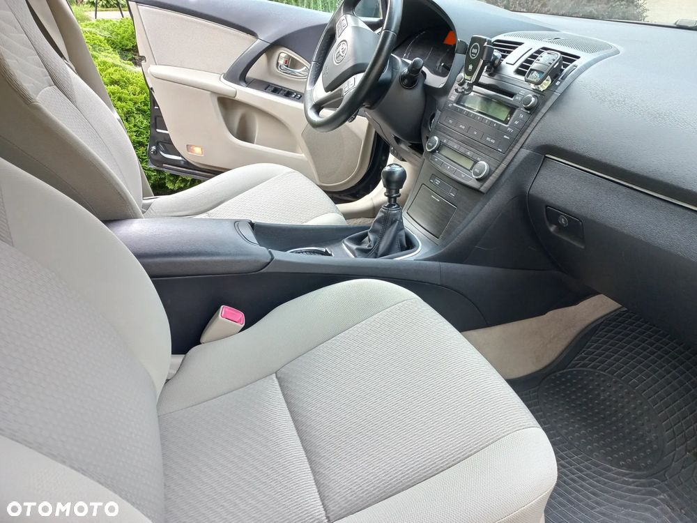 Toyota Avensis 2.0 Sol plus - 10