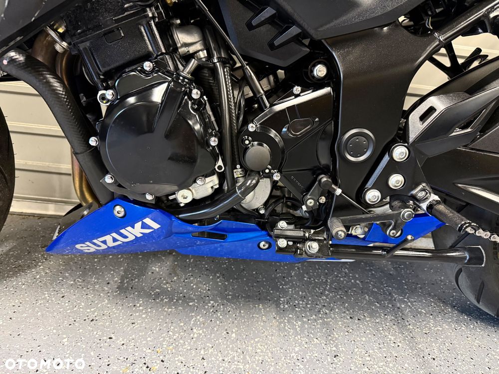 Suzuki GSX - 16
