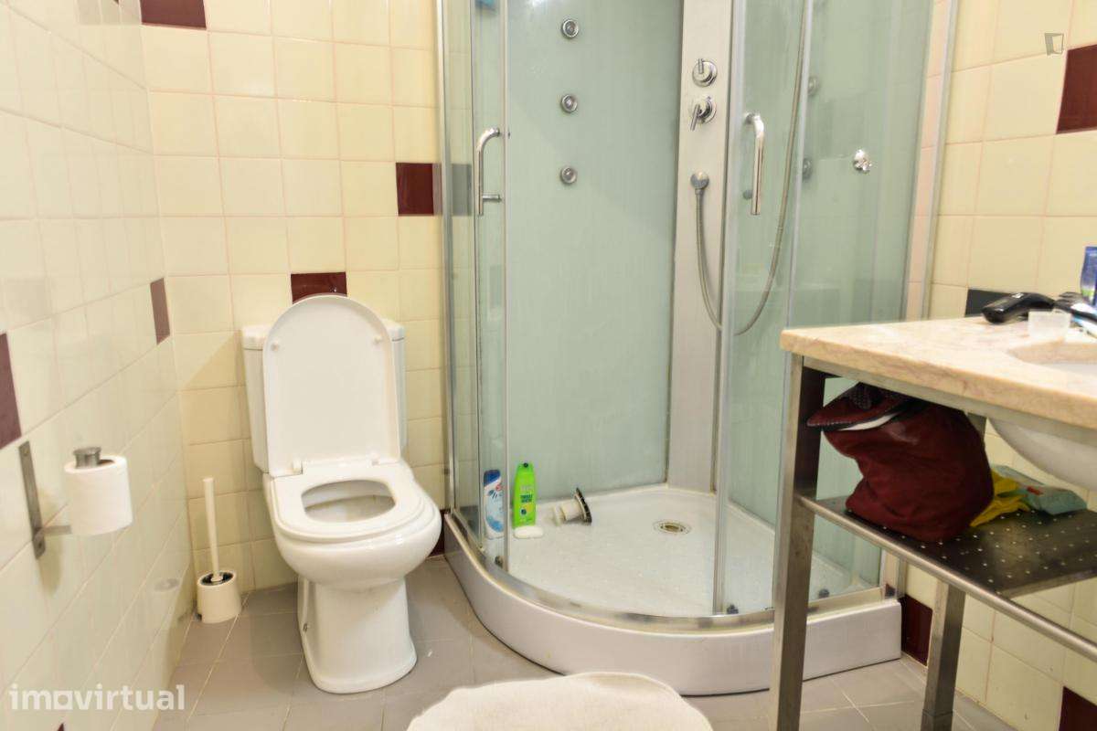 Quarto - localizado em Intendente Lisbon - Grande imagem: 3/22