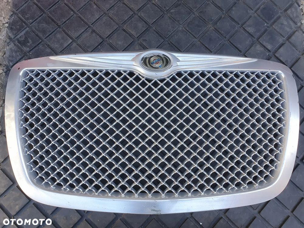 ATRAPA GRILL CHRYSLER 300C - 1