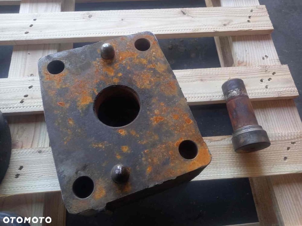 Elementy amortyzacji przedniej osi Case MXM155 - 10