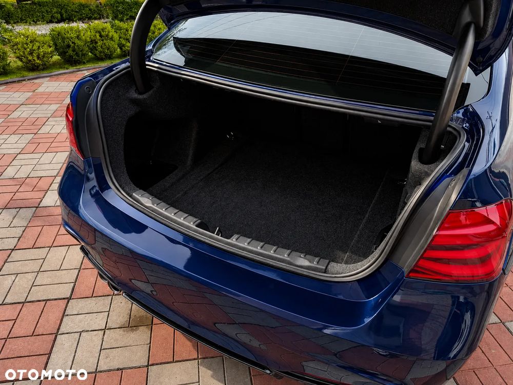 BMW Seria 3 330i M Sport - 8