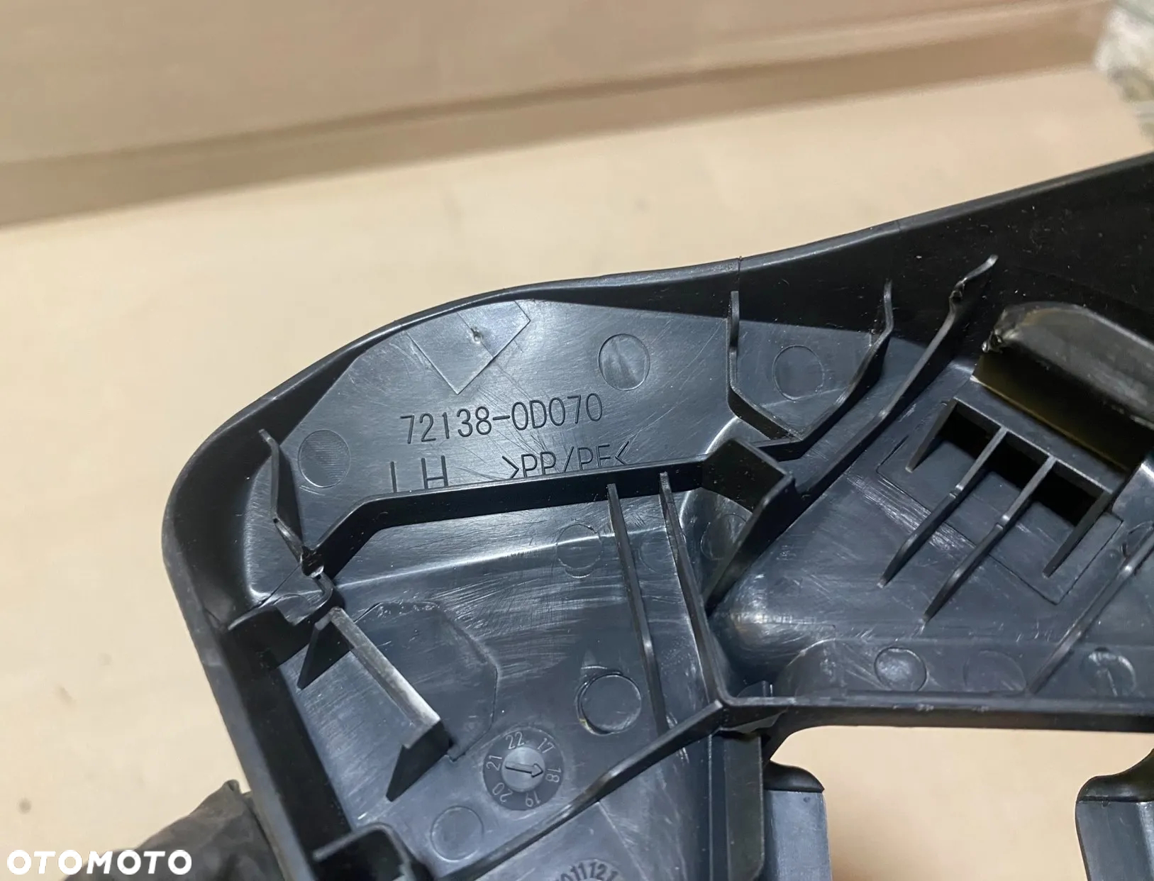 Osłona szyn fotela lewy przód 72138-0D070 Toyota Yaris III lift 2019r. OR - 3