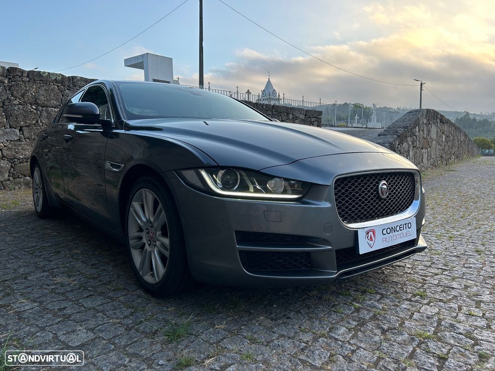 Jaguar XE 2.0 D Portfolio - 4