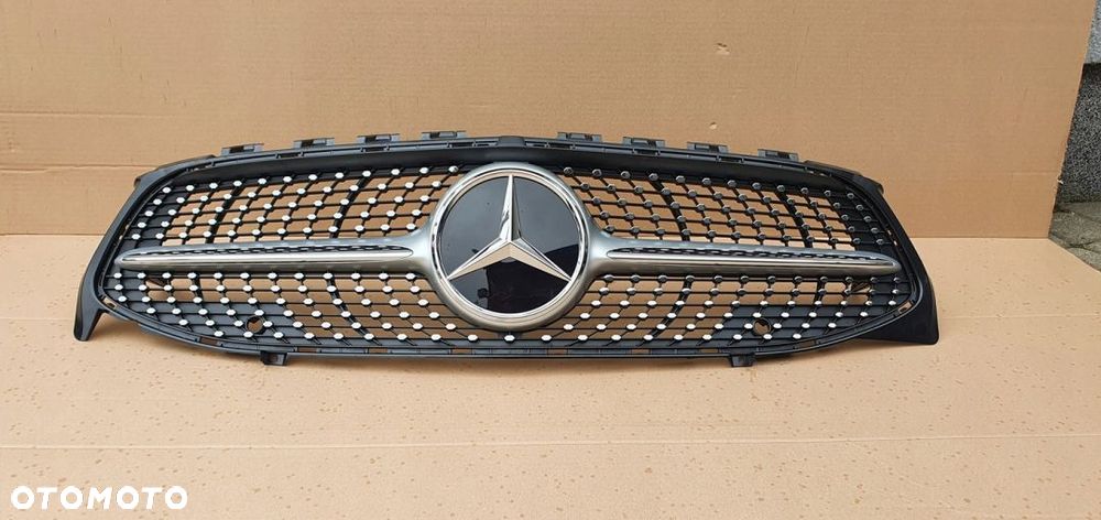 MERCEDES CLA 118 GRILL ATRAPA DIAMENT RADAR ORYG - 1