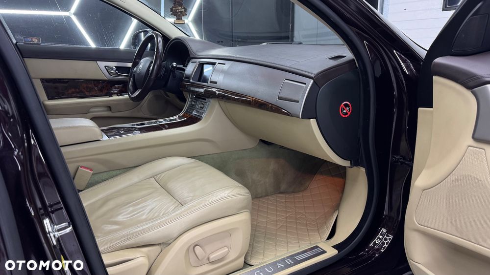 Jaguar XF 3.0 V6 D Premium Luxury - 11