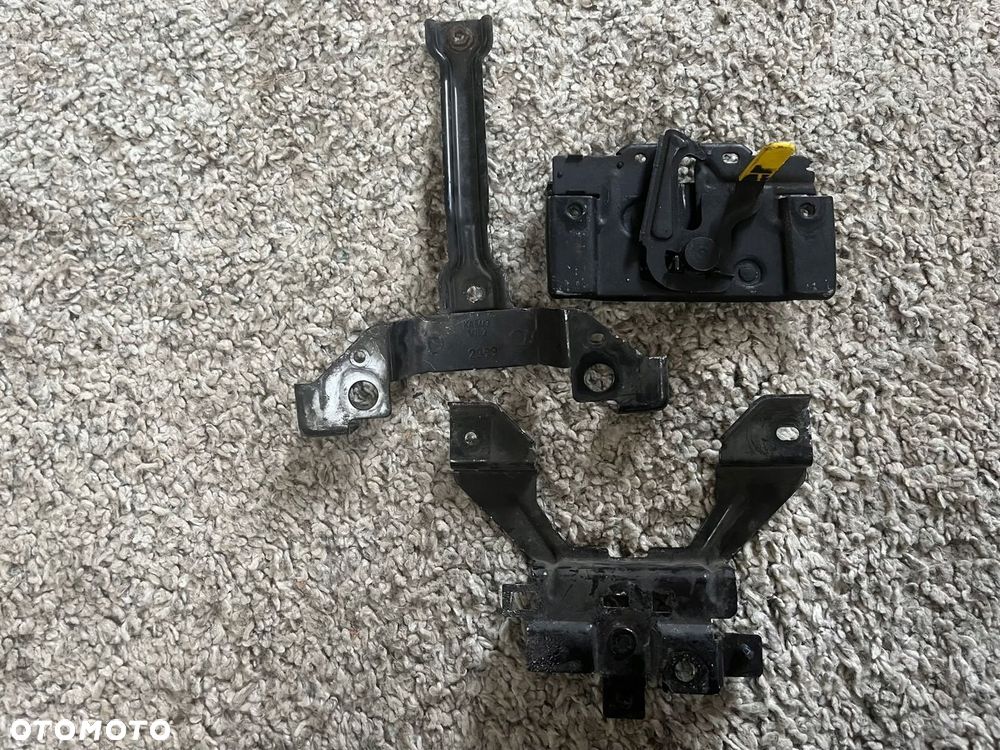 8V51-A16860-AA UCHWYT ZAMKA MASKI FORD FIESTA MK7 - 1