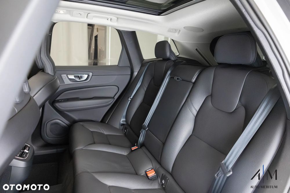 Volvo XC 60 B4 D AWD Ultimate Dark - 35