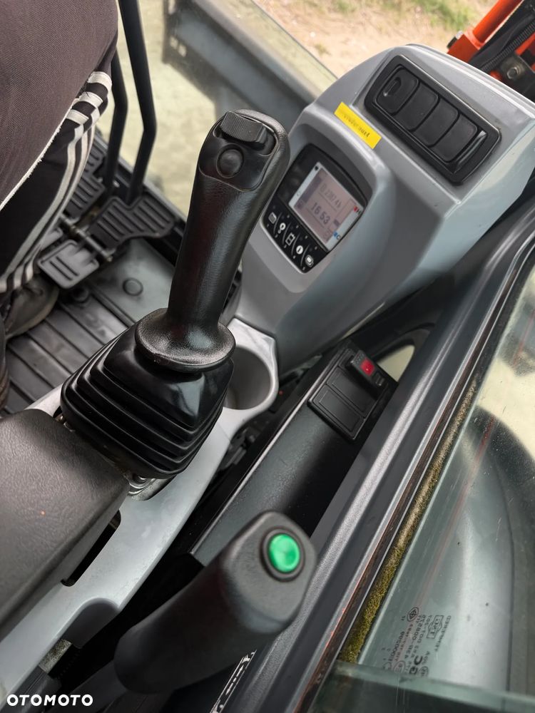 Kubota U55-4. koparka 5,5 tony. 2016 rok. 2300 mtg! KLIMATYZACJA. Długie ramie plus! 3sekcje Hydrauliczne. zamki na tłokach. Koparka Jak nówka sztuka. Zadbana zero zużycia. Z gospodarstwa Norweskiego. Zmiana łyżek Hydrauliczna. LENHOFF. Ani deka luzów wycieków. Szybka wolna jazda. Gąski perfekt stan. OKAZJA TANIO. Aktualna Dekra. Po serwisach eksploatacyjnych. Mocny silnik Kubota 4 cylindry! Zamki na tłokach. Wielka Okazja - 37