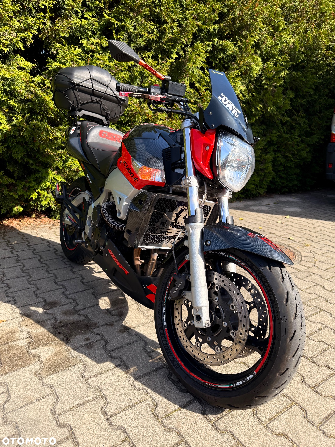 Suzuki GSR - 3