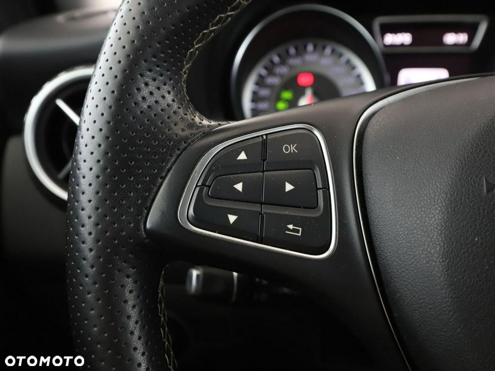 Mercedes-Benz GLA 180 7G-DCT Urban - 30