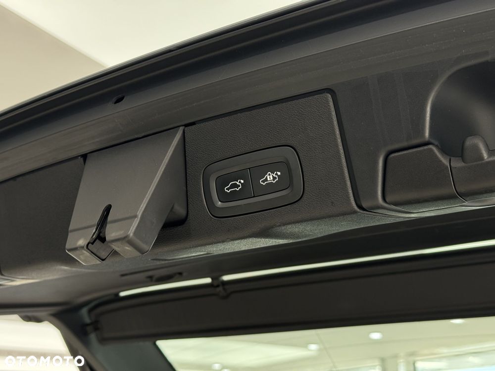 Volvo XC 60 T6 Plug-In Hybrid AWD Inscription - 19