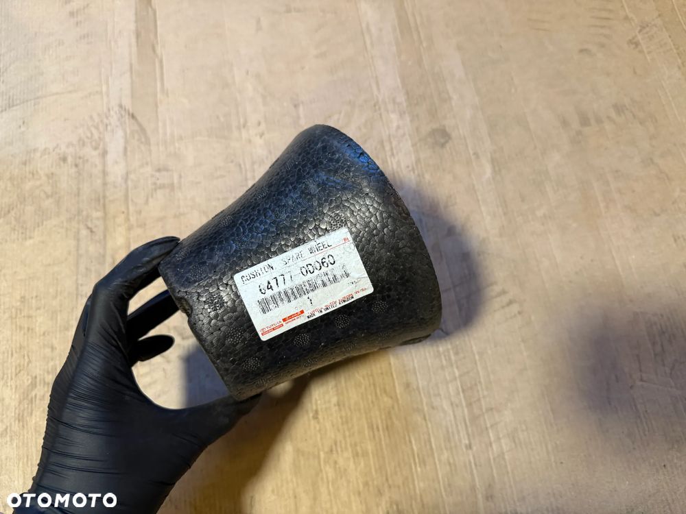 Mocowanie koła zapasowego 64777-0D060 Toyota Yaris III 2019r OE - 1