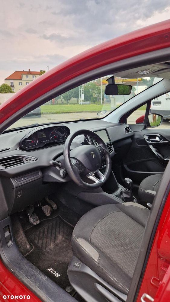 Peugeot 208 - 8