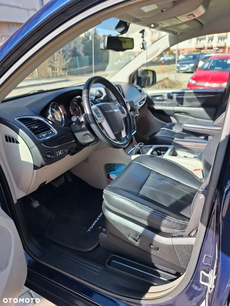 Chrysler Town & Country - 19