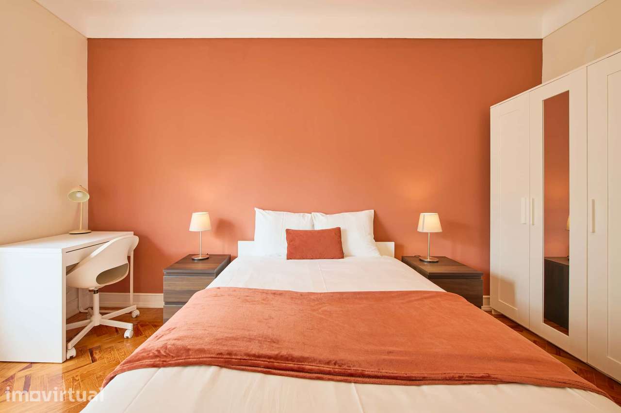 Bedroom in a 8-Bedroom Apartment in Rua José Falcão, Lisbon - Room 5 - Grande imagem: 4/20
