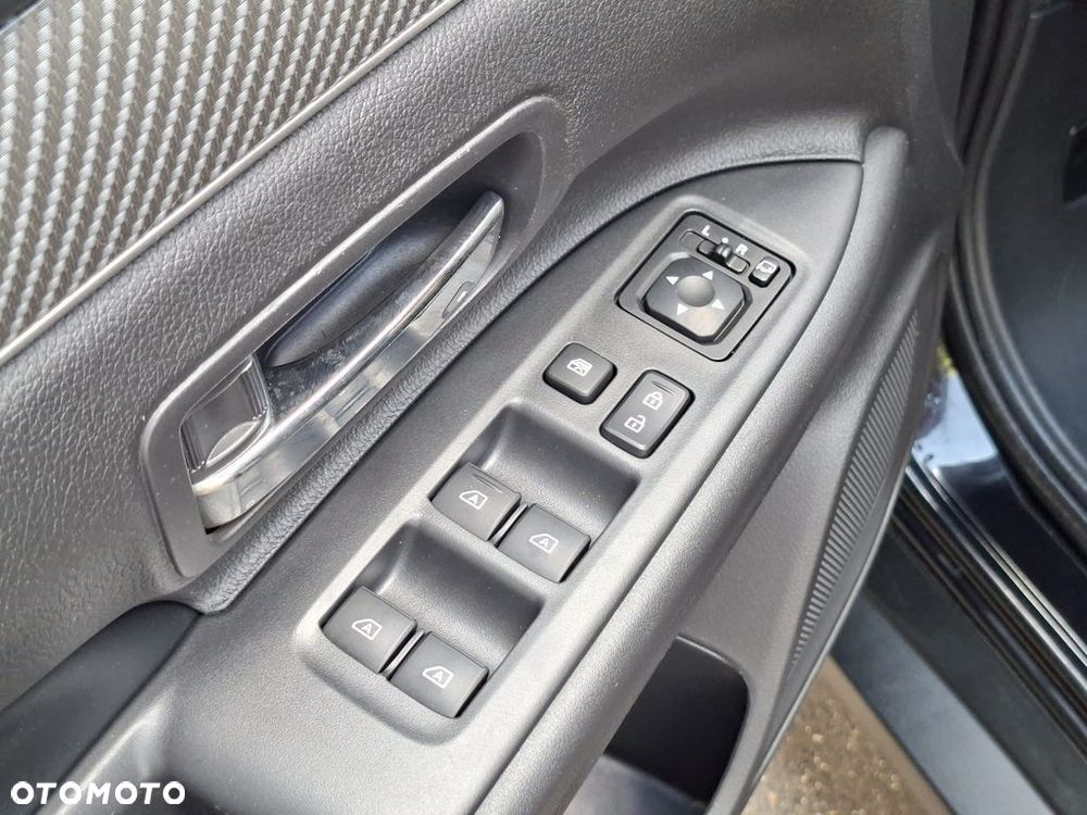 Mitsubishi Outlander 2.0 Instyle + 4WD CVT - 23