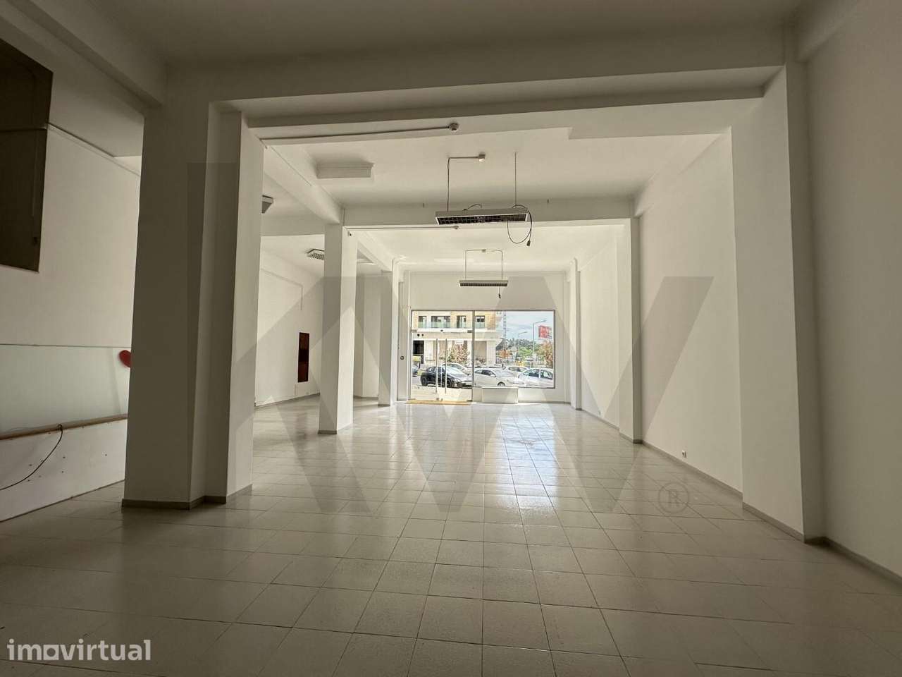 LOJA NA AVENIDA DAS DESCOBERTAS INFANTADO LOURES 180 M2 E 2 ENTRADAS - Grande imagem: 2/13