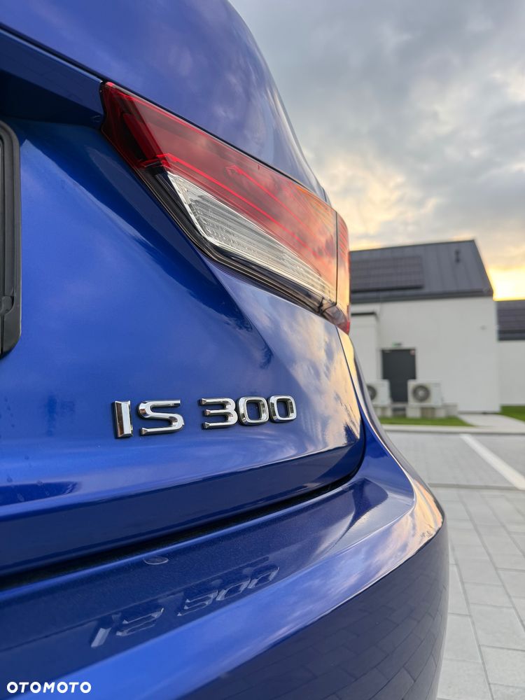 Lexus IS 200t / 300 F Sport - 17