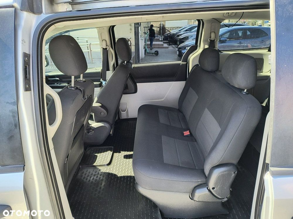 Dodge Caravan - 12
