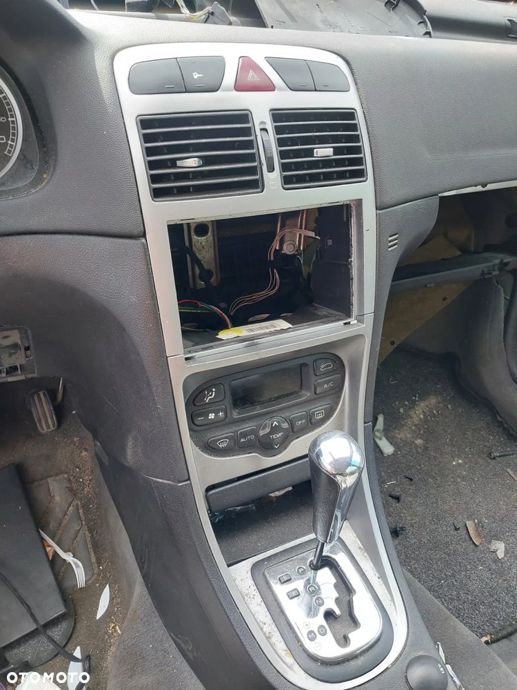 Tunel środkowy panel Peugeot 307 SW lewarek biegów wybierak automat panel nawiewu klimatyzacji ramka kratki nawiewu