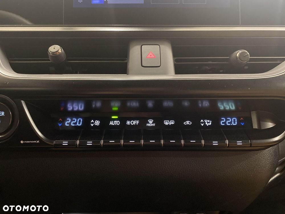 Lexus UX 300h Business - 17