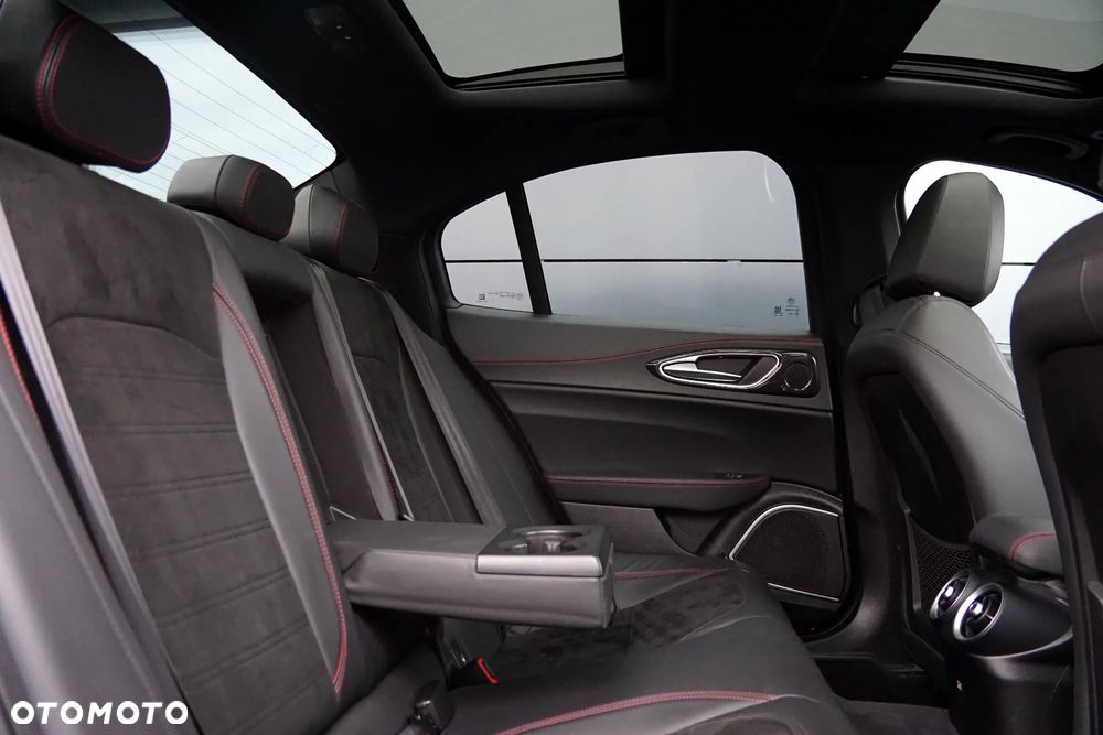 Alfa Romeo Giulia 2.0 Turbo 16V AT8-Q4 Veloce Ti - 28