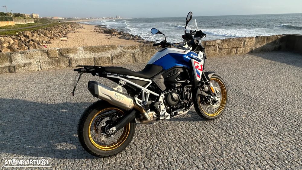 BMW F 900 GS Lightwhite / Racing Blue Metalizado (Versão GS Trophy) - 2