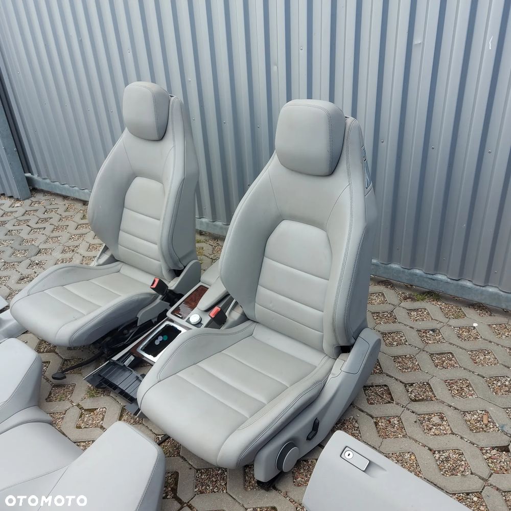 WNETRZE KOMPLETNE FOTELE KANAPA MERCEDES E W207 COUPE ORYGINAL DEMONTAZ BOCZKI DYWANY OSLONY PODLOKIETNIK - 15