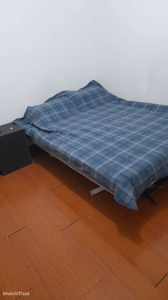 Quarto individual em moradia com mobilário e internet - Grande imagem: 3/7